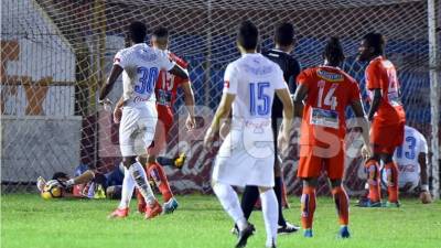 Vida y Olimpia se enfrentan este jueves en el estadio Ceibeño. Foto Samuel Zelaya