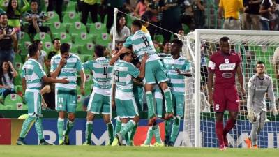Jugadores de Santos de México festejan una anotación ante Deportivo Saprissa de Costa Rica. Foto EFE