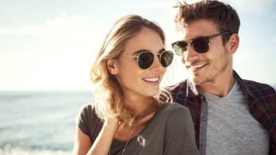 Use lentes que le proporcione protección de los ojos que bloquee los rayos UV.