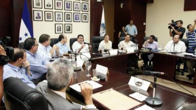El mandatario Juan Orlando Hernández junto a sus ministros sesionó con empresarios de la zona norte y de la capital sobre la situación económica del país.