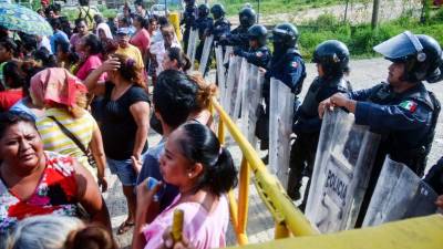 Familiares de los reos del penal de Guerrero exigen información a las autoridades penitenciarias tras un motín registrado este jueves.