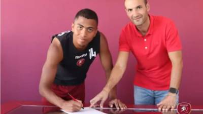 Rigoberto Rivas firmando el contrato en compañía del presidente del Reggina, Luca Gallo.