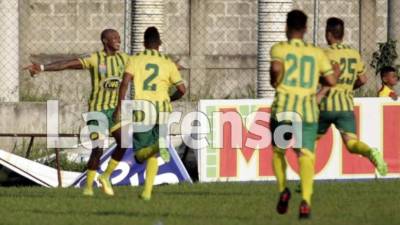El colombiano del Parrillas One, John Córdoba, celebrando su gol con sus compañeros. Foto Javier Rosales