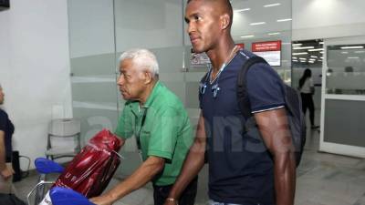 Brayan Beckeles a su llegada al aeropuerto Ramón Villeda Morales de San Pedro Sula. Foto Delmer Martínez