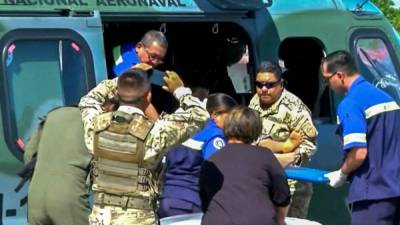 Imágenes del canal TVN Noticias de Panamá muestran el momento en que paramédicos dan asistencia a un joven de 15 años rescatado de la secta religiosa.