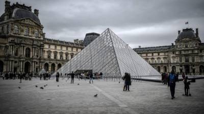 El museo del Louvre de París, el más visitado del mundo, no abrió sus puertas este domingo en toda la jornada tras mantenerse 'conversaciones' del personal sobre la epidemia del nuevo coronavirus. Sin precisar si reabrirá el lunes, la dirección comunicó: 'El museo del Louvre no puede abrir este domingo 1 de marzo'.El Louvre recibió 9,6 millones de visitantes en 2019.