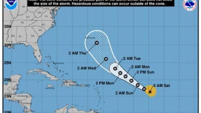 Los vientos de Larry se extienden hacia afuera hasta 75 kilómetros (5 millas) desde el centro y hasta 260 kilómetros (160 millas) con fuerza de tormenta tropical.