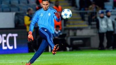 Keylor Navas, patea el balón en el reconocimiento de cancha del Real Madrid en el estadio del Malmö. Foto AFP