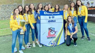 Las atletas de la Escuela Internacional Sampedrana posan luego de recibir el trofeo como las mejores en U-19.