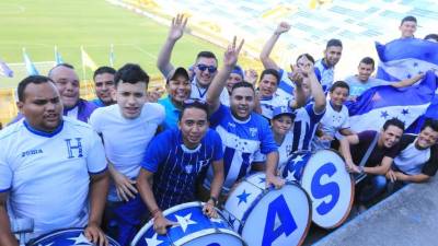 Los aficionados hondureños apoyan de principio a fin a la Bicolor.