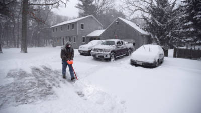 Este hombre en Nueva York trata de despejar la nieve y hacer un camino improvisado.