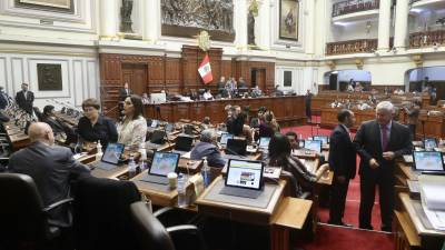 Los congresistas de Perú debaten si adelantan las próximas elecciones o no.