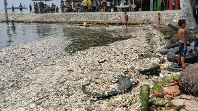 El muelle está repleto de basura y los más afectados son los restaurantes.