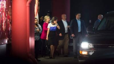 La candidata presidencial demócrata Hillary Clinton camina a su caravana después de asistir a un concierto de Adele en el American Airlines Arena el 25 de octubre de 2016, en Miami, Florida. AFP