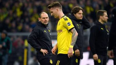 En esta foto de archivo tomada el 2 de noviembre de 2019, el delantero alemán Marco Dortmund Marco Reus (R) abandona el campo después de una lesión durante el partido de fútbol de la Bundesliga de la primera división alemana entre el Borussia Dortmund y el VfL Wolfsburg en Dortmund, Alemania occidental. El alero y capitán del Dortmund, Marco Reus, se perderá el partido de ida de octavos de final de la liga de campeones contra el PSG según su club, debido a una lesión muscular.