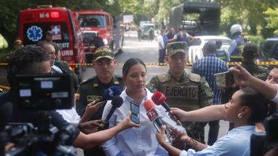 Paola Castillo, alcaldesa de Jamundí, habla con los medios de comunicación en la zona donde explotó una motocicleta en un puesto de control de la Policía de Colombia.