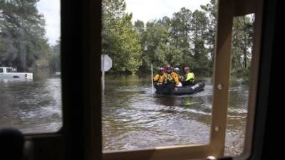 Los rescatistas llegan en lanchas a los hogares de las personas atrapadas por las inundaciones repentinas en Carolina del Norte./AFP.