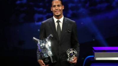 Virgil van Dijk superó a Messi y Cristiano Ronaldo en la premiación. Foto AFP