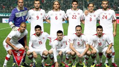 La selección suiza de fútbol (primera fila, de izda a dcha) Gokhan Inler, Blerim Dzemaili, Tranquillo Barnetta, Steve von Bergen y Granit Xhaka; (fila de atrás, de izda a dcha) el portero Diego Benaglio, Haris Seferovic, Michael Lang, Fabian Schaer, Reto Ziegler y Pajtim Kasami.