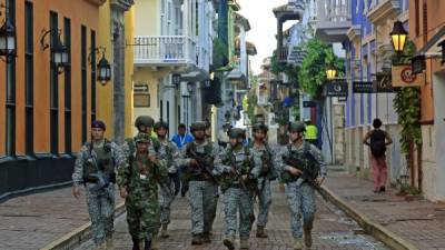 Hombres de la Infantería de Marina de Colombia patrullan las calles de Cartagena hoy, lunes 26 de septiembre de 2016, horas antes de la firma de la paz de Colombia con la guerrilla de las FARC. EFE