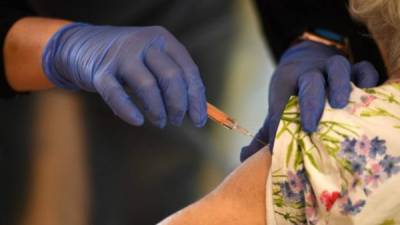 Un residente recibe una dosis de la vacuna Oxford-AstraZeneca Covid-19 en el hogar de ancianos Belong Wigan en Wigan, noroeste de Inglaterra. AFP