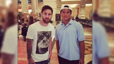 Messi junto a un aficionado que tuvo el privilegio de tener un recuerdo del crack rosarino.