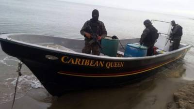 Lancha con once fardos de supuesta cocaína decomisada por la Naval de Honduras.