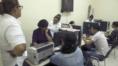 El 80% de quienes llegan a pedir una oportunidad de entrevista son jóvenes. Foto: Amilcar Izaguirre