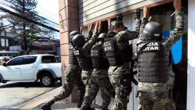En Tegucigalpa y San Pedro Sula, los militares se apoderaron de los edificios de la DEI.
