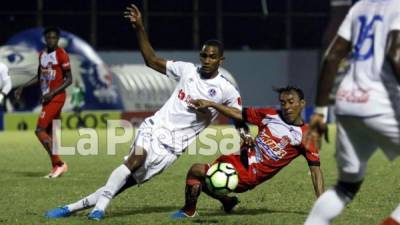 Jerry Bengtson y Javier Portillo disputan el balón en un lance del partido. Foto Neptalí Romero