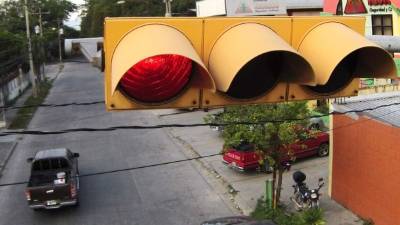 La programación de las luces en los semáforos, como el que muestra la gráfica, no es correcta porque causa caos, denuncian los conductores. Foto: Yoseph Amaya