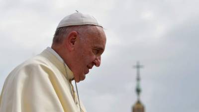 El papa Francisco saluda a los feligreses a su llegada a la audiencia general celebrada en la plaza de San Pedro del Vaticano, hoy, 16 de septiembre de 2015. EFE