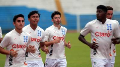 Alexander Bahr y Paolo Belloni (centro) buscan un cupo en la Sub-20 de Honduras.