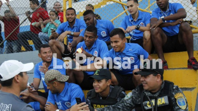 Los efectivos policias compatieron con los jugadores del club albo.