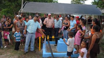 Autoridades del Sanaa, alcaldía y vecinos abren una llave del nuevo proyecto.