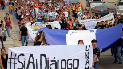 Más de 1,500 jóvenes marcharon ayer en el bulevar de Jardines del Valle hasta el parque de San Pedro Sula con la bandera de Honduras y otras pancartas. Foto: Yoseph Amaya