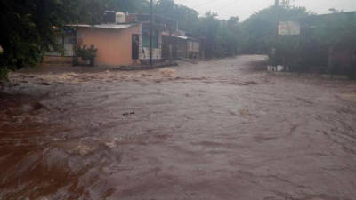 Un afluente de agua corre hoy, domingo 15 de septiembre de 2013, por una calle del puerto de Lázaro Cárdenas, estado de Michoacán (México).