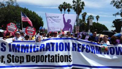 Los californianos protestan contra las deportaciones de los migrantes.