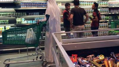 Cataríes se abastecen en un supermercado de Doha, la capital de Catar.