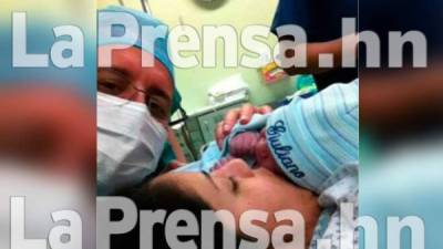 Mario Zelaya, exdirector del IHSS, junto a su amante cuando ella dio a luz.