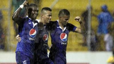 Marco Tulio Vega celebrando su gol con Rubilio Castillo y Walter Martínez. Foto Juan Salgado