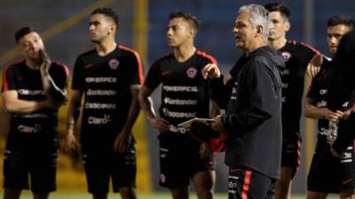 La selección de Chile que dirige Reinaldo Rueda, se enfrenta este martes a Honduras en duelo amistoso a realizarse en el estadio Olímpico de San Pedro Sula. En el 11 inicial de los chilenos habrá un tridente ofensivo.