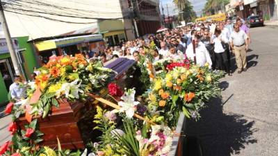 Los ceibeños salieron a las calles y acompañaron hasta el cementerio el féretro del artista.