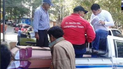 Momentos en que se reclamaban los cuerpos de las víctimas de la masacre en billar de la 1 de Diciembre en Tegucigalpa.