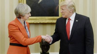 El presidente estadounidense, Donald Trump, posa para una fotografía junto a la primera minsitra británica, Theresa May, en la Casa Blanca en Washington.