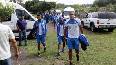 Los jugadores de la Selección de Honduras al llegar al entrenamiento de este domingo. Foto Ronald Aceituno/Enviado Especial