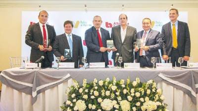 De izquierda a derecha: Iván Juárez, gerente general de Atlántida Securities; Guillermo Bueso, presidente de Invatlan; Arturo Medrano, presidente de la junta directiva de Banco Atlántida El Salvador; Rolando Duarte, presidente de la Bolsa de Valores de El Salvador; Carlos Turcios, presidente ejecutivo de Banco Atlántida El Salvador y Valentín Arrieta, gerente general de la Bolsa de Valores de El Salvador.