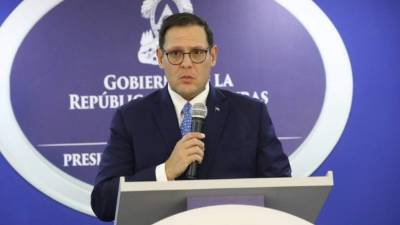Lisandro Rosales fue juramentado por el presidente de Honduras, Juan Orlando Hernández.