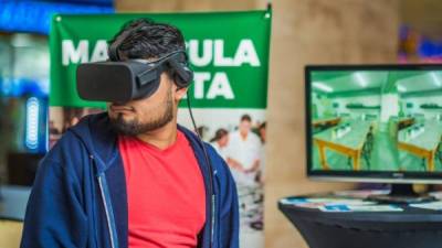 Un joven prueba un visor de realidad virtual para recorrer el campus de UTH. El proyecto lo desarrolló Avistar.