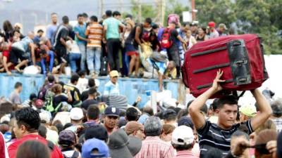 Cientos de personas se suben a los contenedores que obstaculizan el Puente Internacional Simón Bolívar, en Cúcuta (Colombia). EFE/Archivo